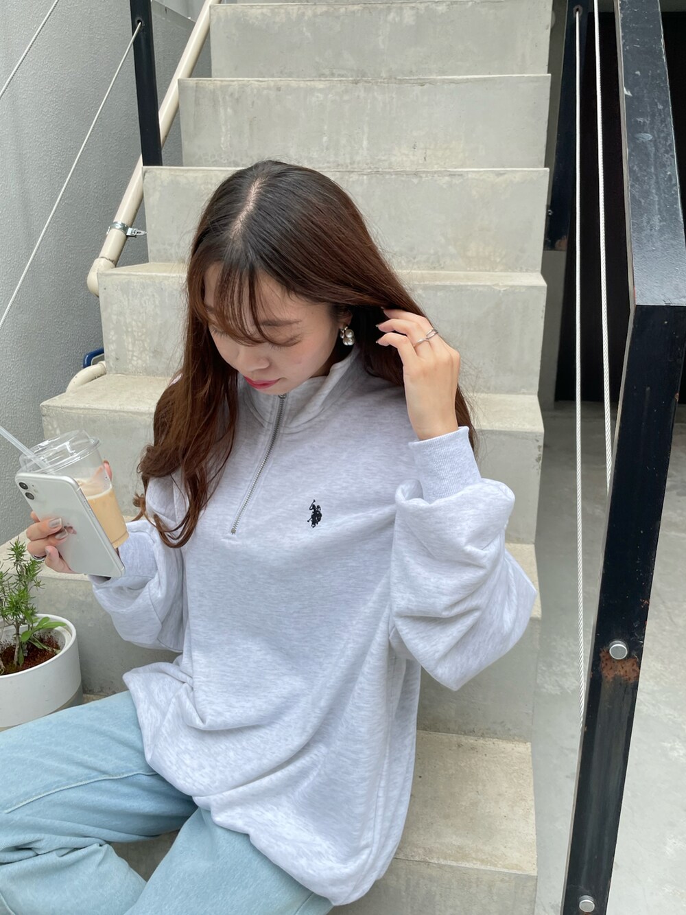 ブルー系のデニムパンツ、グレー系のスウェットを着用したレディースの秋コーディネートの2枚目の写真