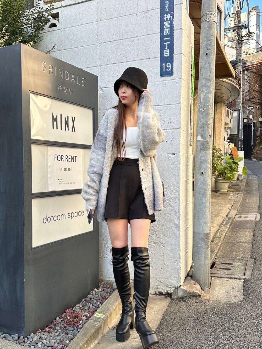 その他のカーディガン/ボレロ、ブラック系のショルダーバッグ、ブラック系のブーツを着用したレディースの冬コーディネートの3枚目の写真