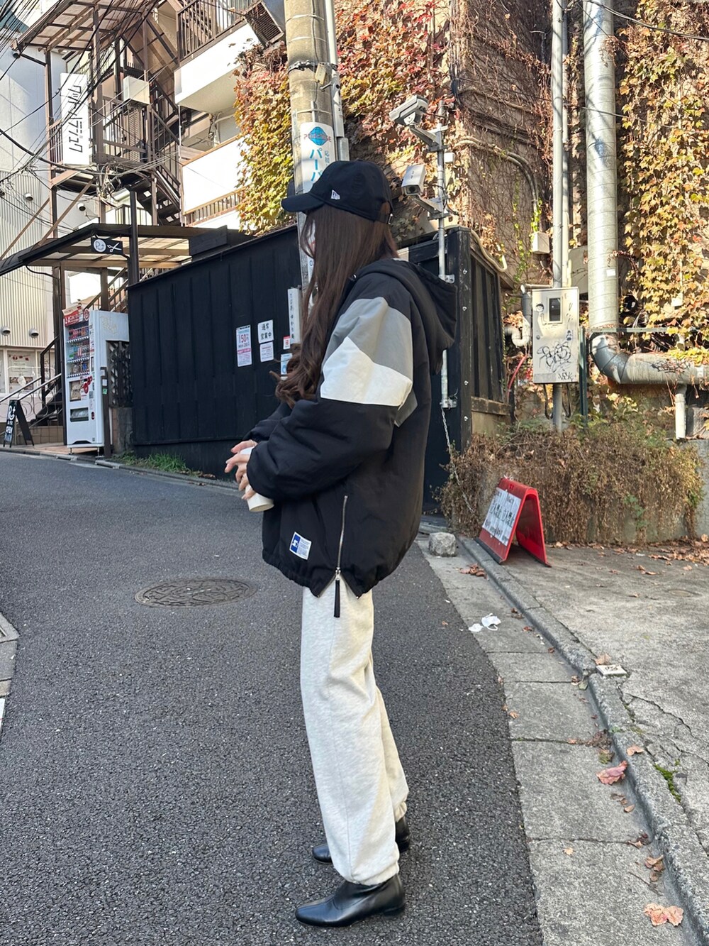 ブラック系のダウンジャケット/コート、グレー系のスウェットパンツを着用したレディースの冬コーディネートの2枚目の写真