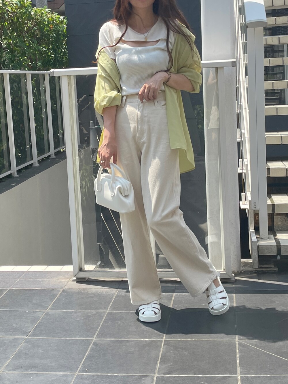 グリーン系のシャツ/ブラウス、ホワイト系のデニムパンツ、ホワイト系のバッグを着用したレディースの夏コーディネートの2枚目の写真