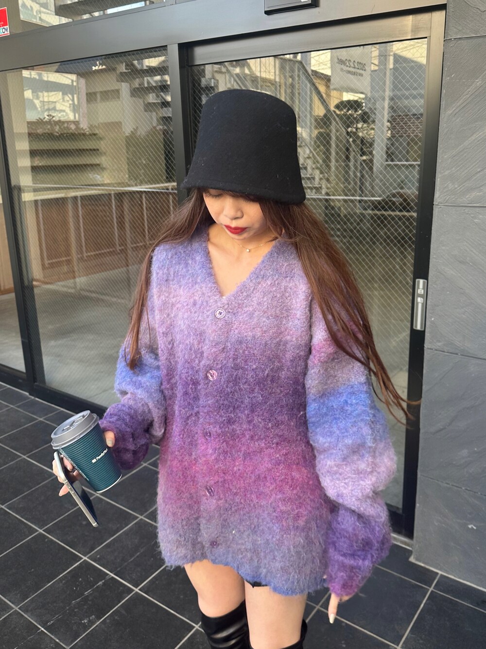 その他のカーディガン/ボレロ、ブラック系のブーツ、ベージュ系のハットを着用したレディースの冬コーディネートの5枚目の写真