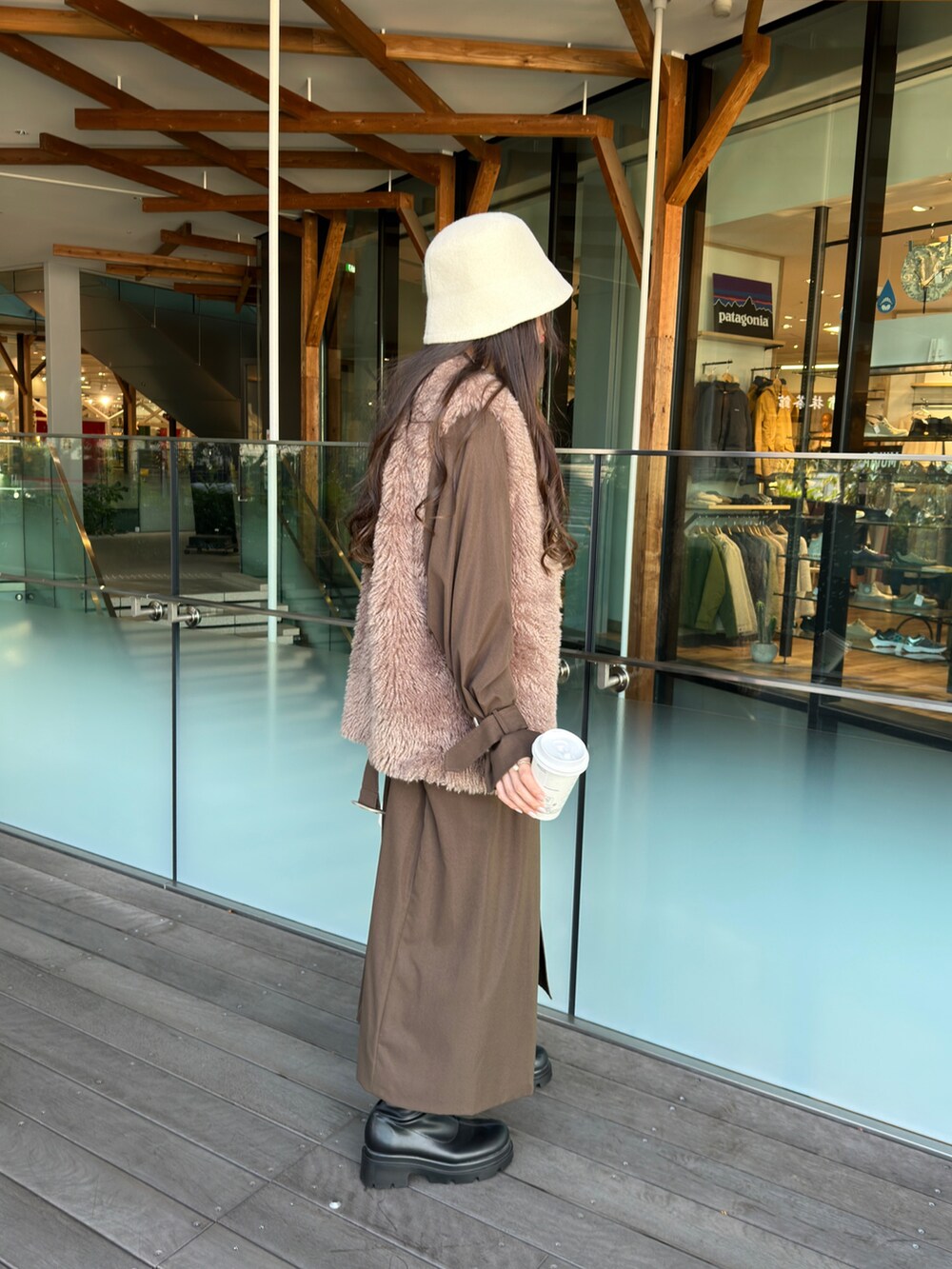 「秋冬コーデ、休日コーデ、オトナ女子、プチプラ、プチプラコーデ、高身長女子、ファーベスト、ガーリー、レイヤードスタイル、おしゃれさんと繋がりたい、いいね、save、フォローお願いします🤑、デートコーデ、お出かけコーデ、フェミニン、秋冬」｜「WEGOのWEGO/フェルトクローシュハット（ハット、ベージュ系）」を使った、Junoさん（レディース・162cm）の秋コーディネートの2枚目の写真