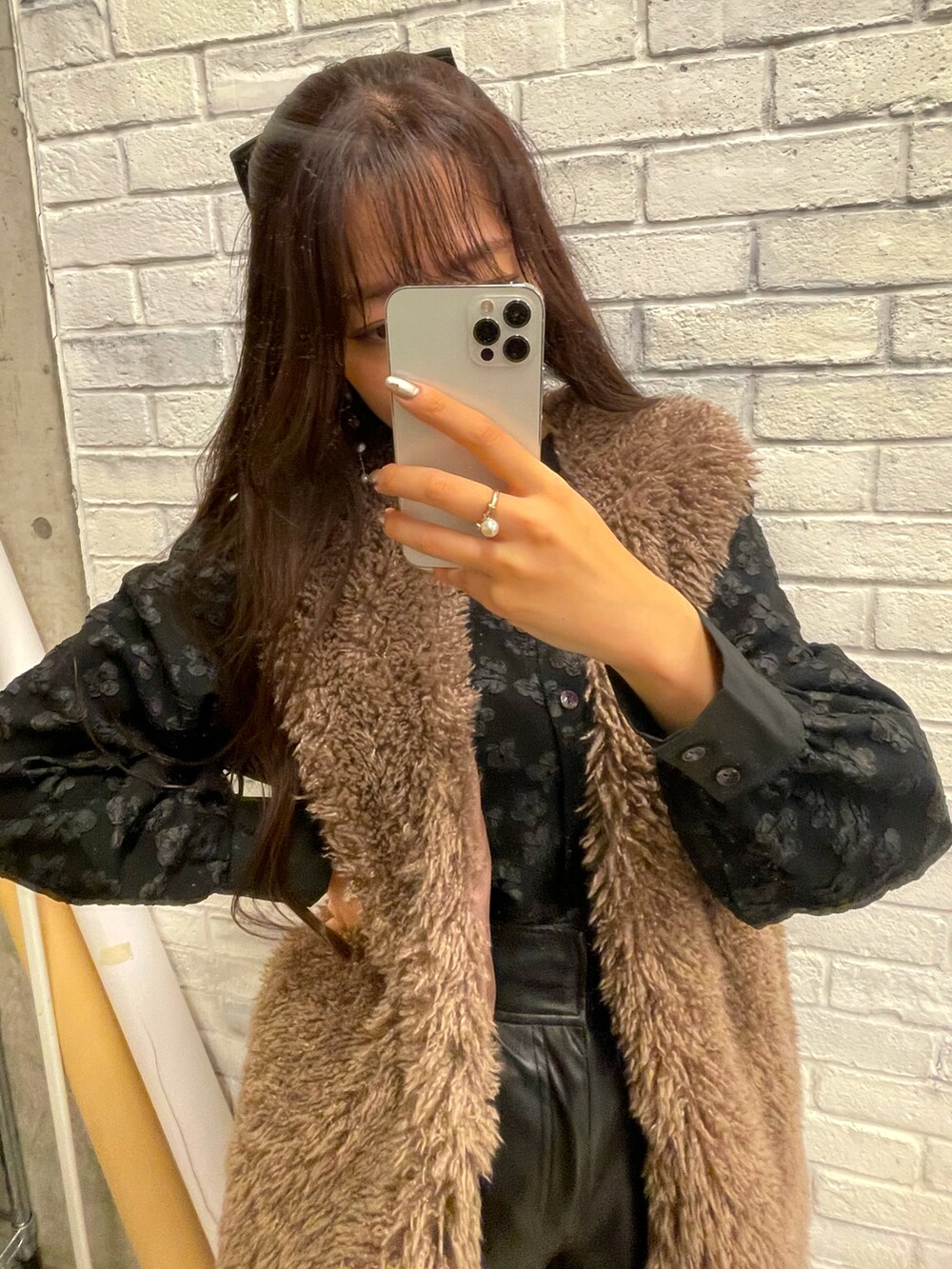 ブラウン系のベスト、ブラック系のシャツ/ブラウス、ブラック系のその他パンツを着用したレディースの夏コーディネートの2枚目の写真