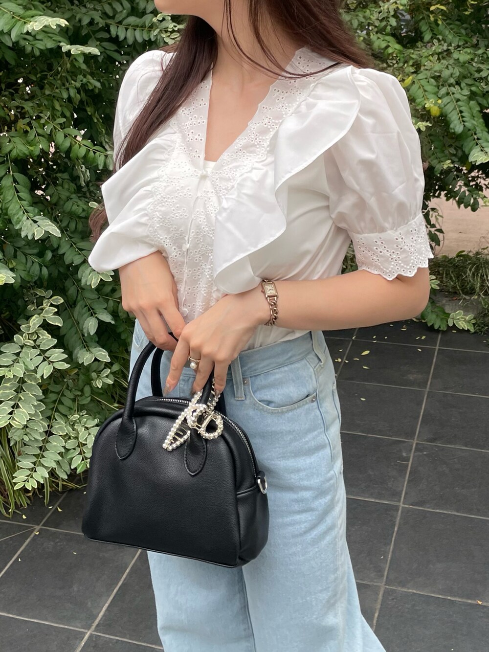 ブルー系のデニムパンツ、ホワイト系のサンダルを着用したレディースの夏コーディネートの3枚目の写真