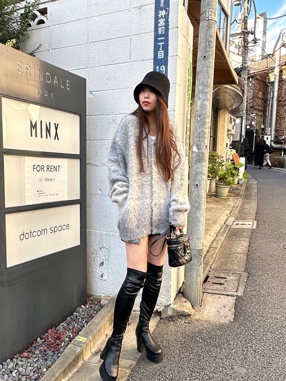 その他のカーディガン/ボレロ、ブラック系のショルダーバッグ、ブラック系のブーツを着用したレディースの冬コーディネートの2枚目の写真