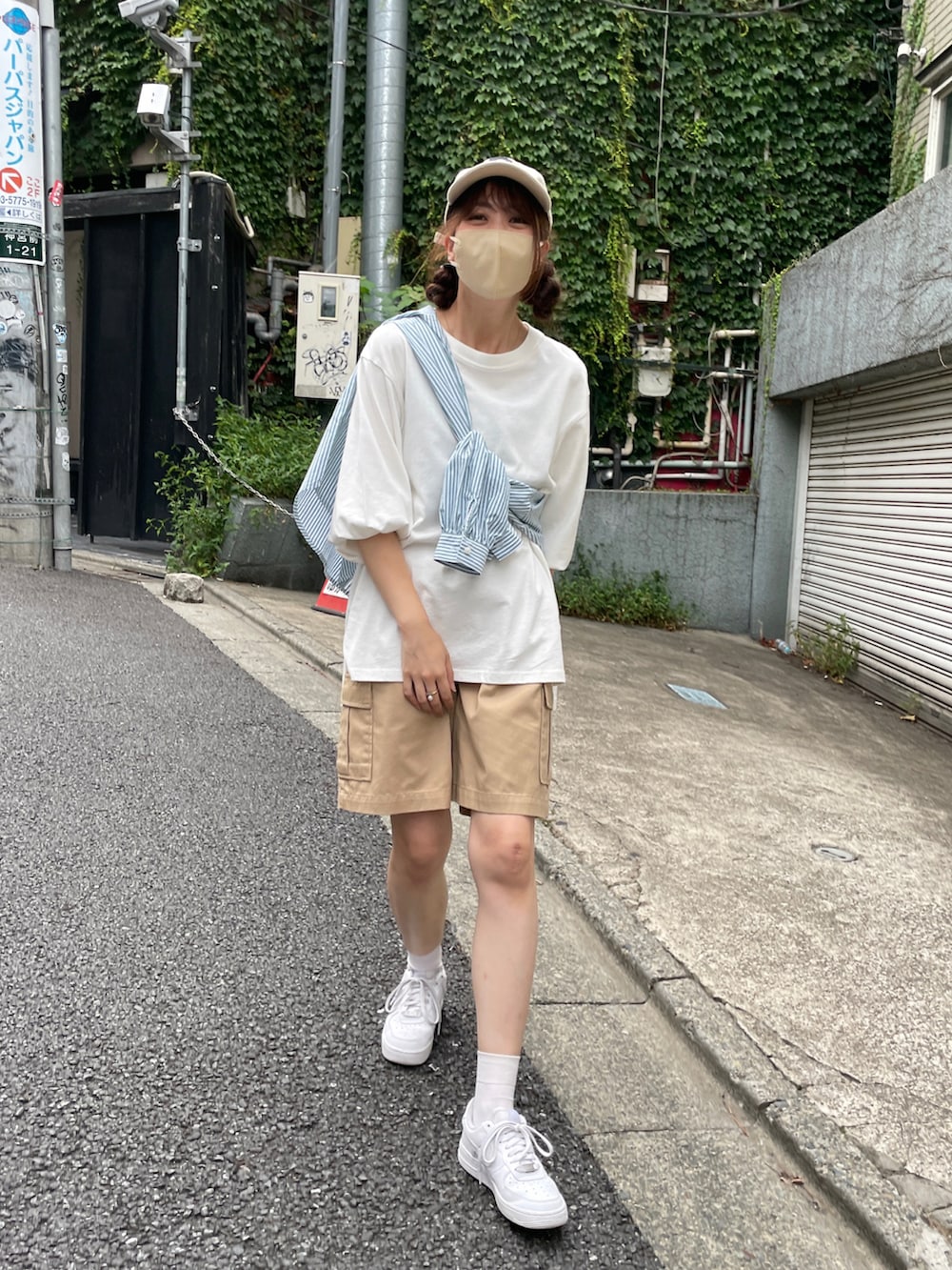 「真夏のアクティブスタイル、休日スタイル、夏コーデ、カジュアルコーデ、着回しコーデ、今日のコーデ、いいね、save、フォローお願いします🤑、白Tシャツ、ストライプシャツ、白スニーカー、大人女子、オトナカジュアル、おしゃれさんと繋がりたい、プチプラコーデ、プチプラ」｜「WEGOのWEGO/チノショートパンツ（チノパンツ、ベージュ系）」を使った、Junoさん（レディース・162cm）の夏コーディネートの2枚目の写真