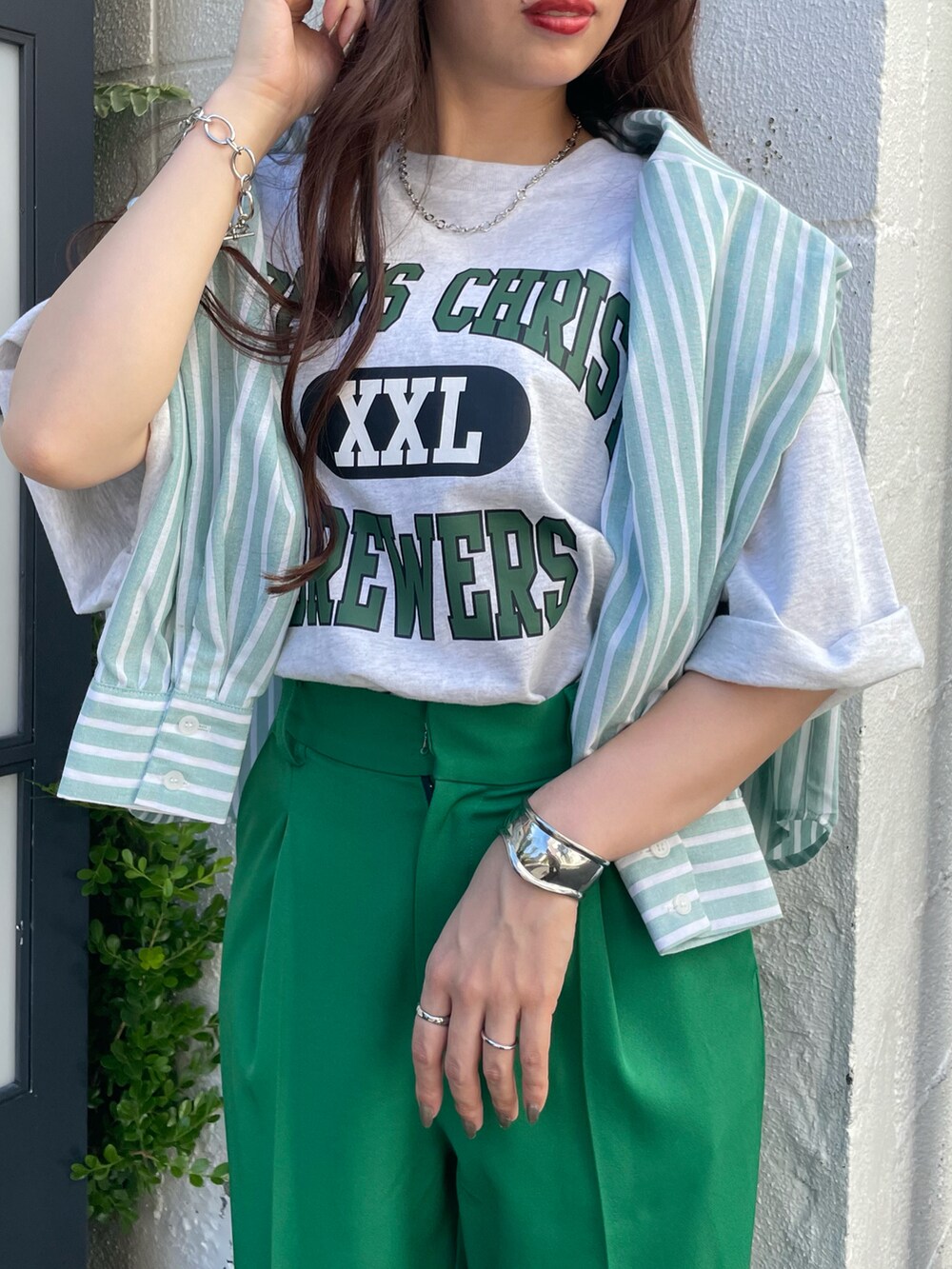 グリーン系のスラックス、グリーン系のシャツ/ブラウス、グレー系のTシャツ/カットソーを着用したレディースの夏コーディネートの2枚目の写真