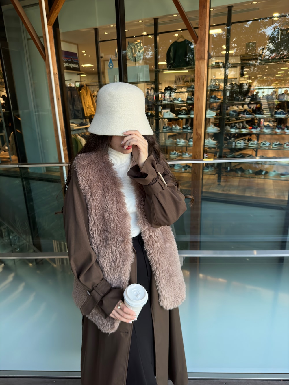 「秋冬コーデ、休日コーデ、オトナ女子、プチプラ、プチプラコーデ、高身長女子、ファーベスト、ガーリー、レイヤードスタイル、おしゃれさんと繋がりたい、いいね、save、フォローお願いします🤑、デートコーデ、お出かけコーデ、フェミニン、秋冬」｜「WEGOのWEGO/フェルトクローシュハット（ハット、ベージュ系）」を使った、Junoさん（レディース・162cm）の秋コーディネートの4枚目の写真