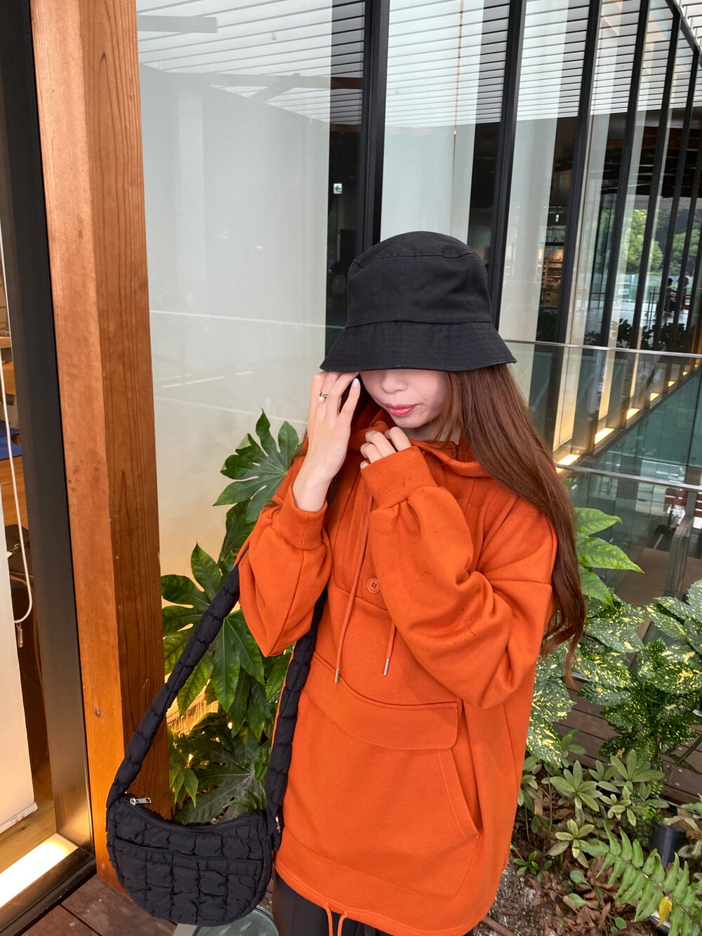 「シンプルコーデ、秋服コーデ、おしゃれさんと繋がりたい、カジュアル、パンツコーデ、スラックス、オレンジ、ビッグシルエット、大人コーデ、プチプラ、プチプラコーデ、オーバーサイズ、お出かけコーデ、ラフ、いいね、save、フォローお願いします🤑」｜「WEGOのぬこ×WEGO/【一部店限定】BIGフードアノラックパーカー（パーカー、オレンジ系）」を使った、Junoさん（レディース・162cm）の秋コーディネートの4枚目の写真