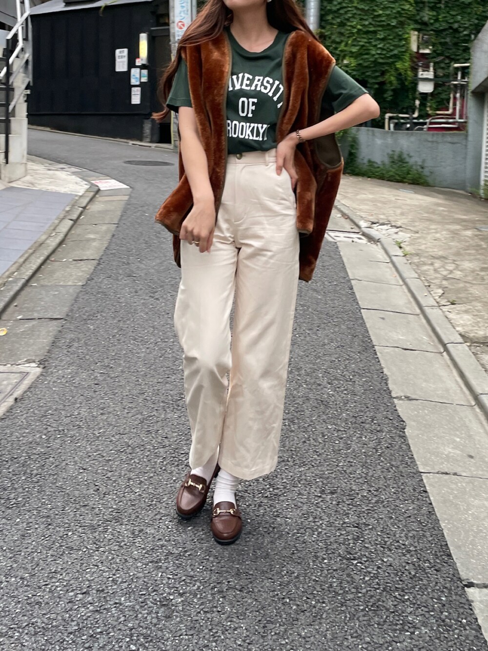 グリーン系のTシャツ/カットソー、ホワイト系のチノパンツを着用したレディースの夏コーディネートの2枚目の写真