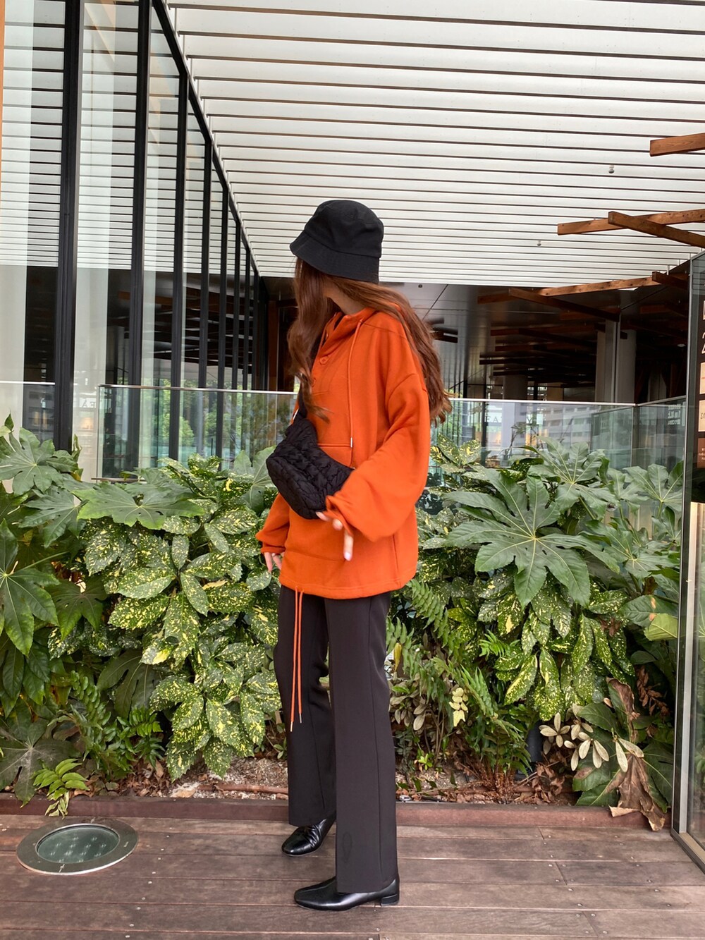 「シンプルコーデ、秋服コーデ、おしゃれさんと繋がりたい、カジュアル、パンツコーデ、スラックス、オレンジ、ビッグシルエット、大人コーデ、プチプラ、プチプラコーデ、オーバーサイズ、お出かけコーデ、ラフ、いいね、save、フォローお願いします🤑」｜「WEGOのぬこ×WEGO/【一部店限定】BIGフードアノラックパーカー（パーカー、オレンジ系）」を使った、Junoさん（レディース・162cm）の秋コーディネートの2枚目の写真