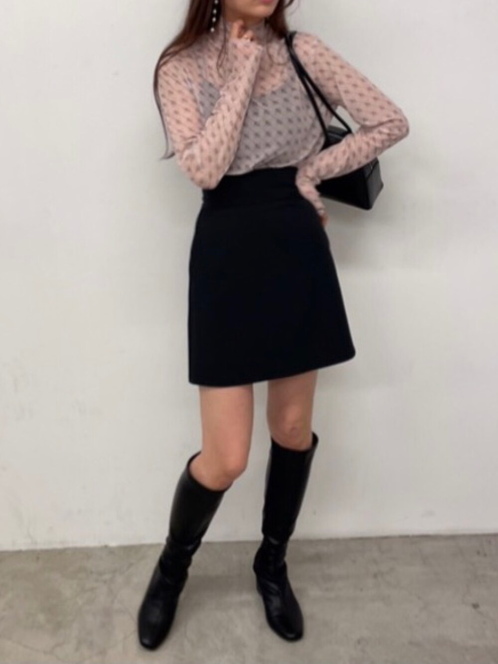 その他のTシャツ/カットソー、ブラック系のベスト、ブラック系のトートバッグを着用したレディースの夏コーディネートの3枚目の写真