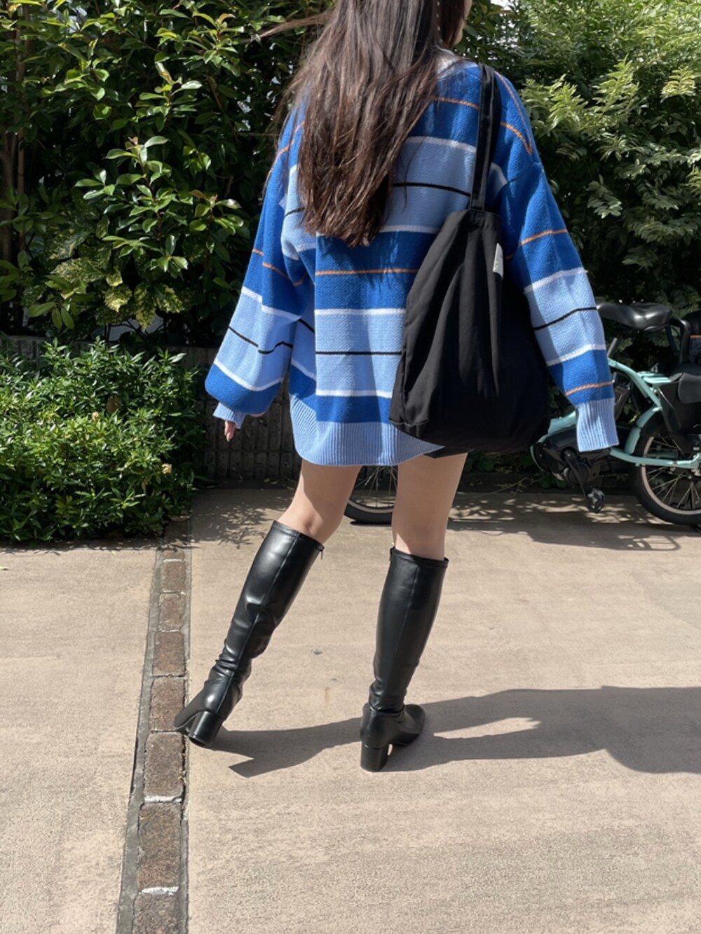 その他のカーディガン/ボレロ、ブラック系のその他パンツ、ブラック系のトートバッグを着用したレディースの夏コーディネートの2枚目の写真