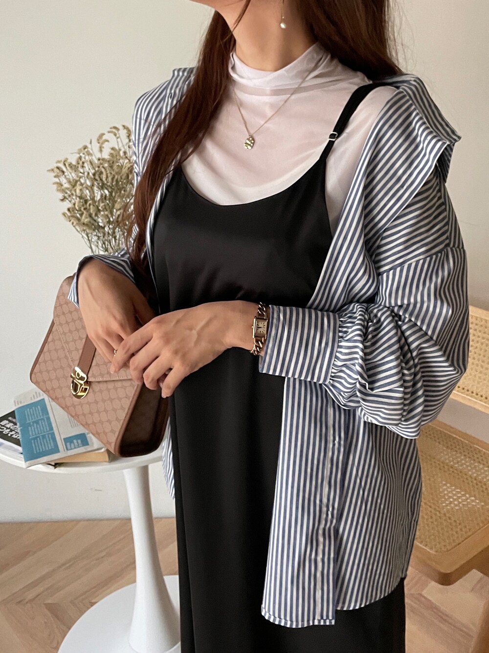 その他のシャツ/ブラウス、ブラック系のワンピース、ホワイト系のTシャツ/カットソーを着用したレディースの夏コーディネートの2枚目の写真