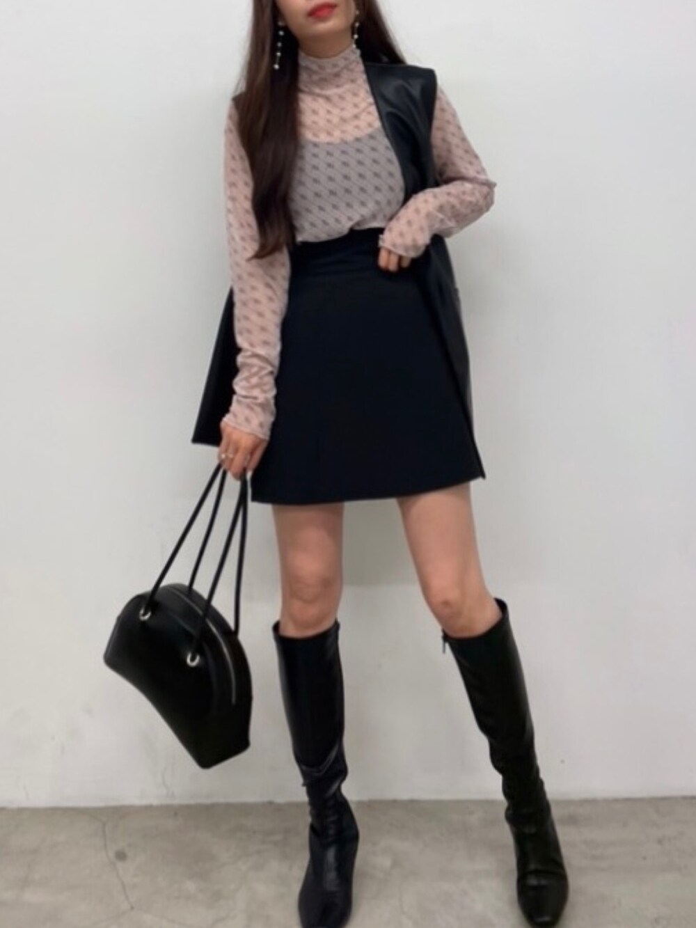 その他のTシャツ/カットソー、ブラック系のベスト、ブラック系のトートバッグを着用したレディースの夏コーディネートの2枚目の写真