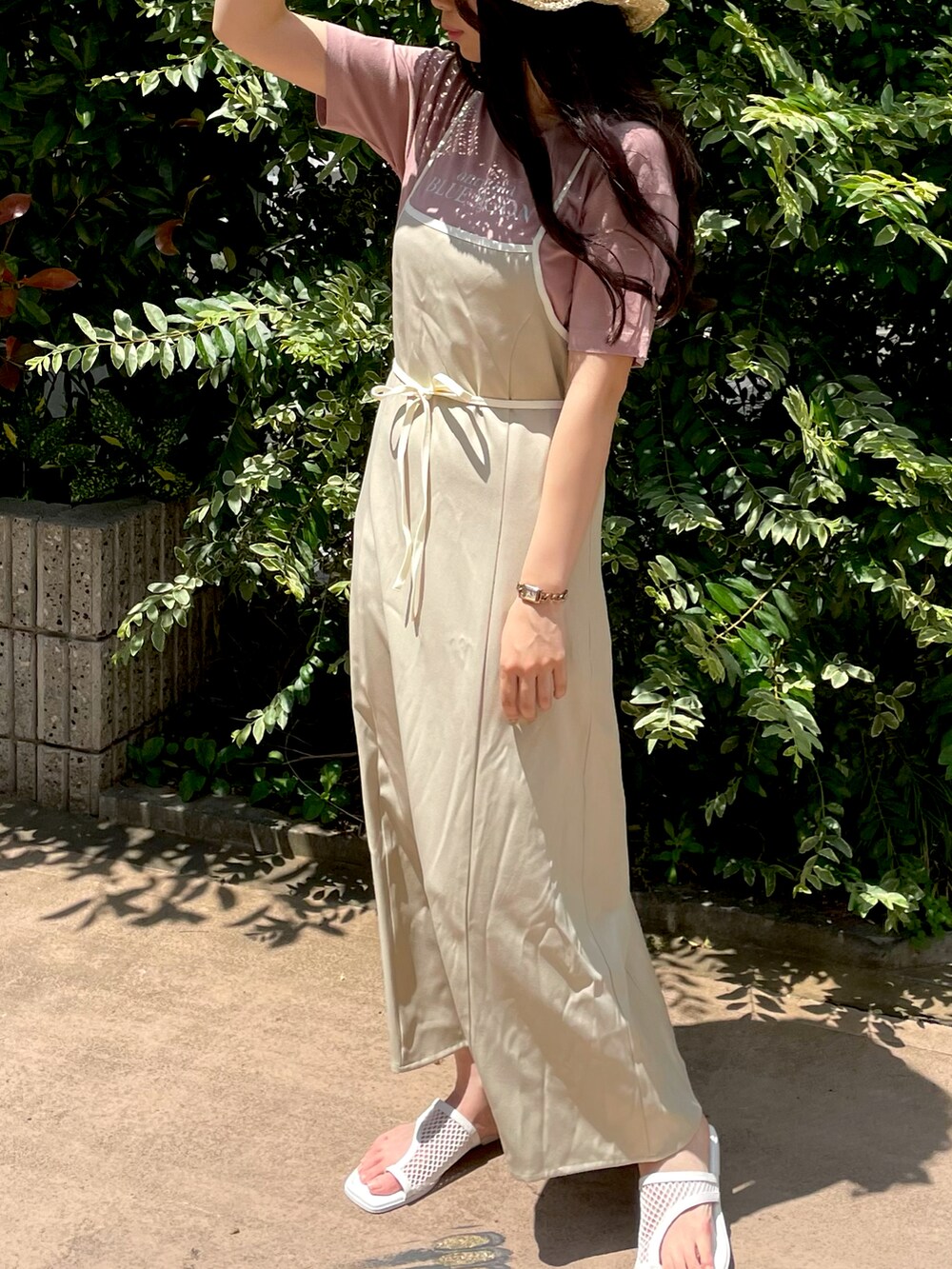ベージュ系のTシャツ/カットソー、ベージュ系のワンピース、ベージュ系のハットを着用したレディースの夏コーディネートの2枚目の写真