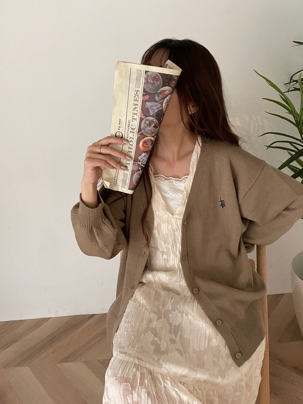 ベージュ系のカーディガン/ボレロ、その他のワンピース、ホワイト系のスニーカーを着用したレディースの秋コーディネートの2枚目の写真