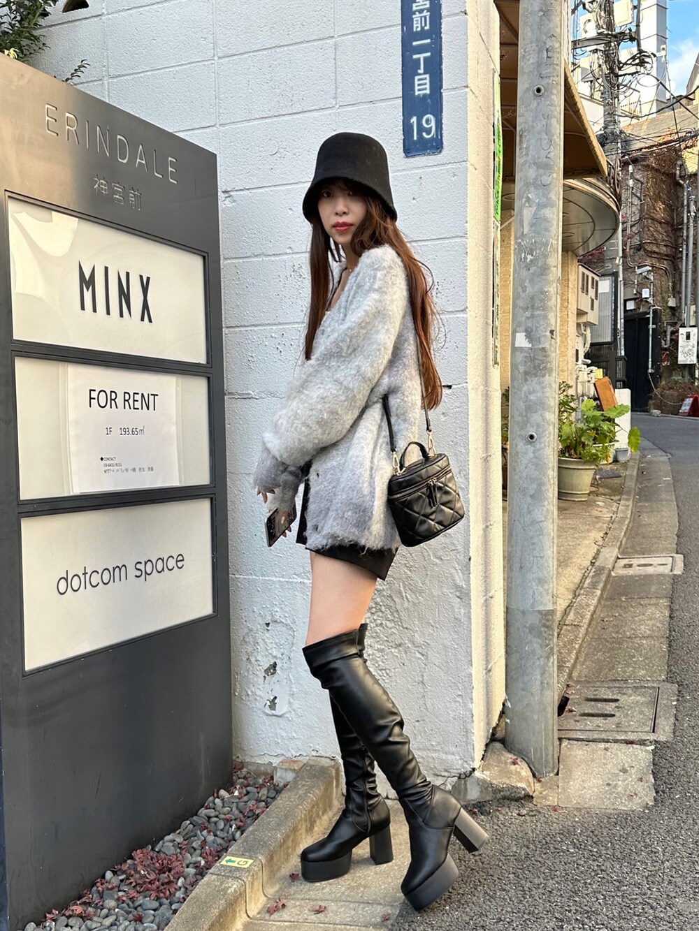 その他のカーディガン/ボレロ、ブラック系のショルダーバッグ、ブラック系のブーツを着用したレディースの冬コーディネートの5枚目の写真