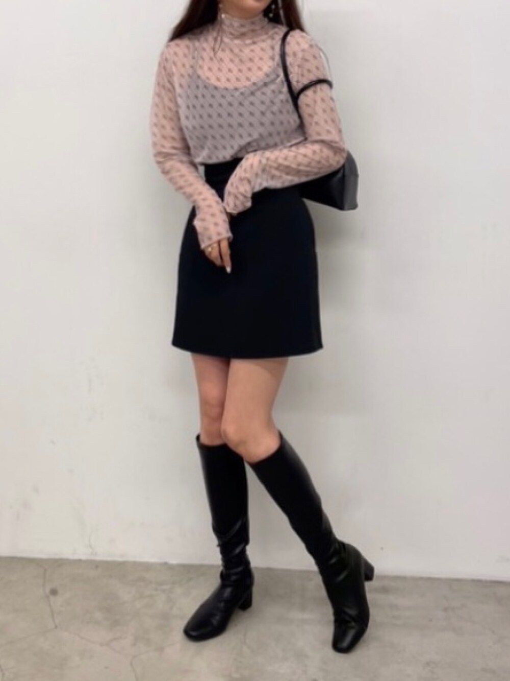 その他のTシャツ/カットソー、ブラック系のベスト、ブラック系のトートバッグを着用したレディースの夏コーディネートの4枚目の写真