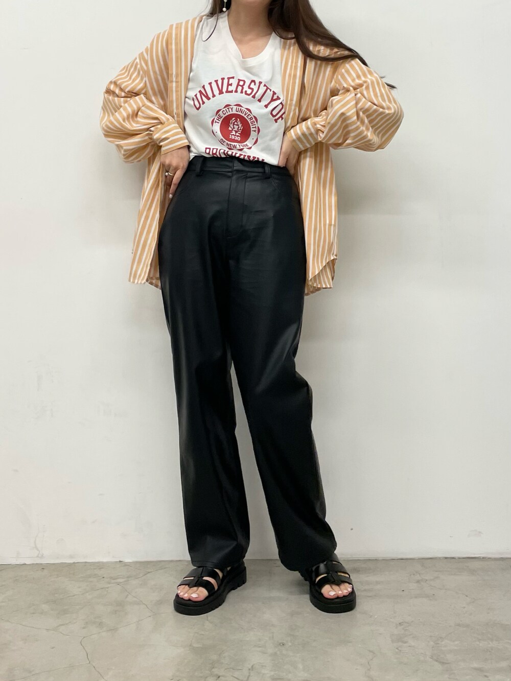 その他のTシャツ/カットソー、ブラック系のスラックスを着用したレディースの夏コーディネートの2枚目の写真