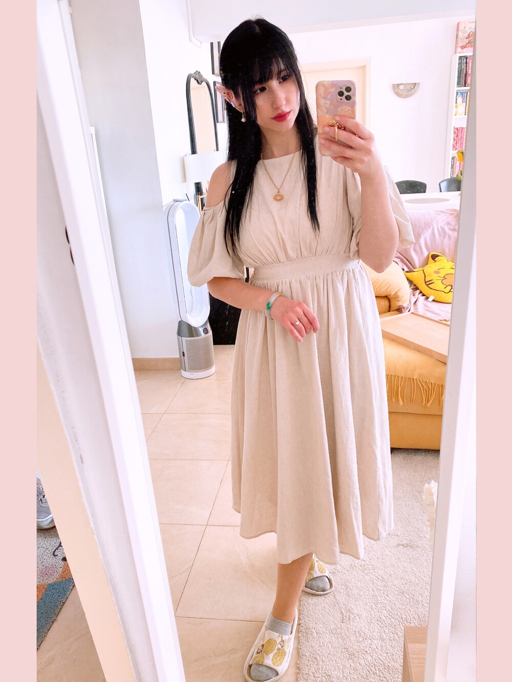 ベージュ系のワンピース、ゴールド系のネックレス、ゴールド系のピアス（両耳用）を着用したレディースの夏コーディネートの2枚目の写真