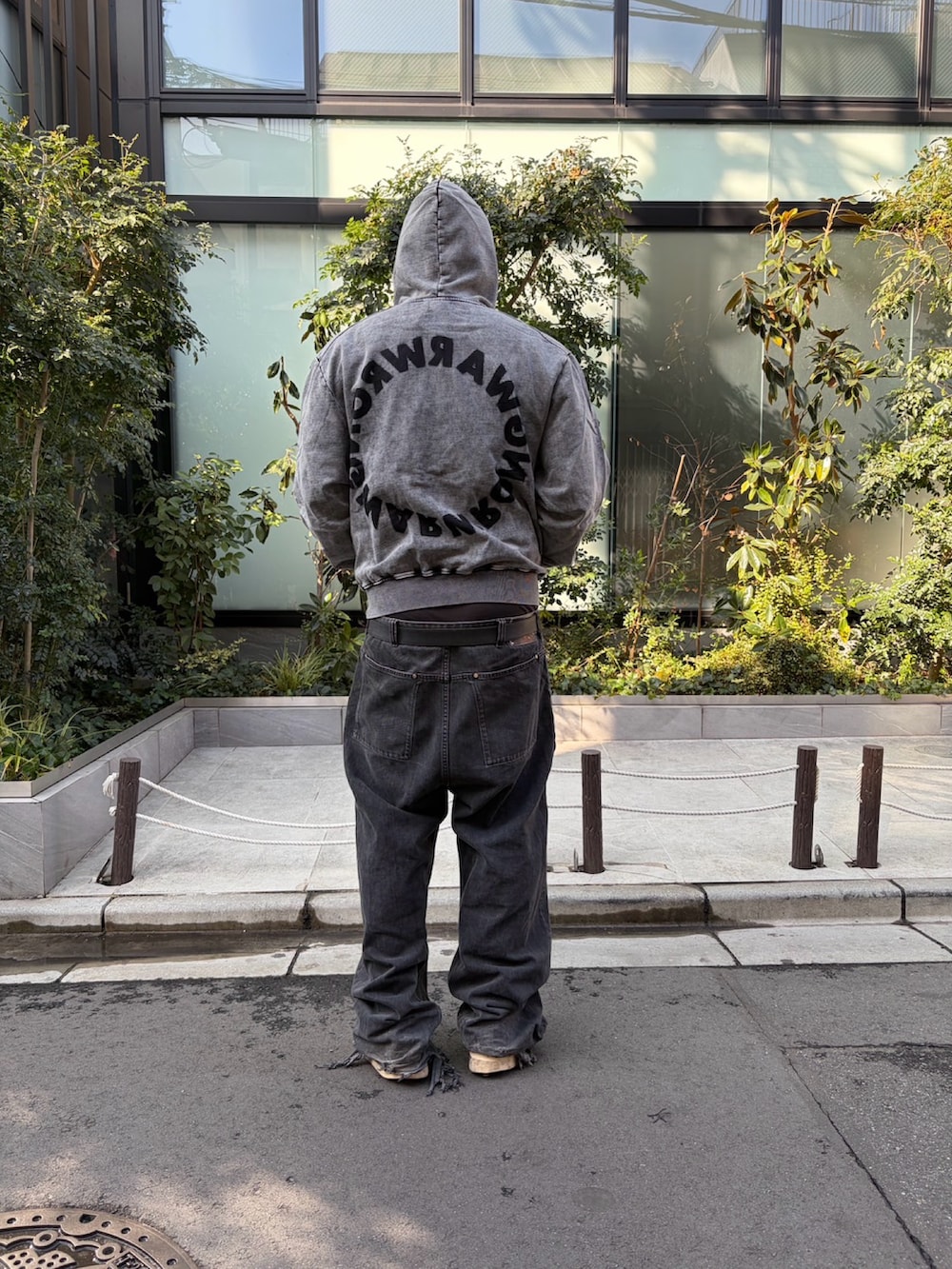 ブラック系のパーカーを着用したメンズの春コーディネートの2枚目の写真