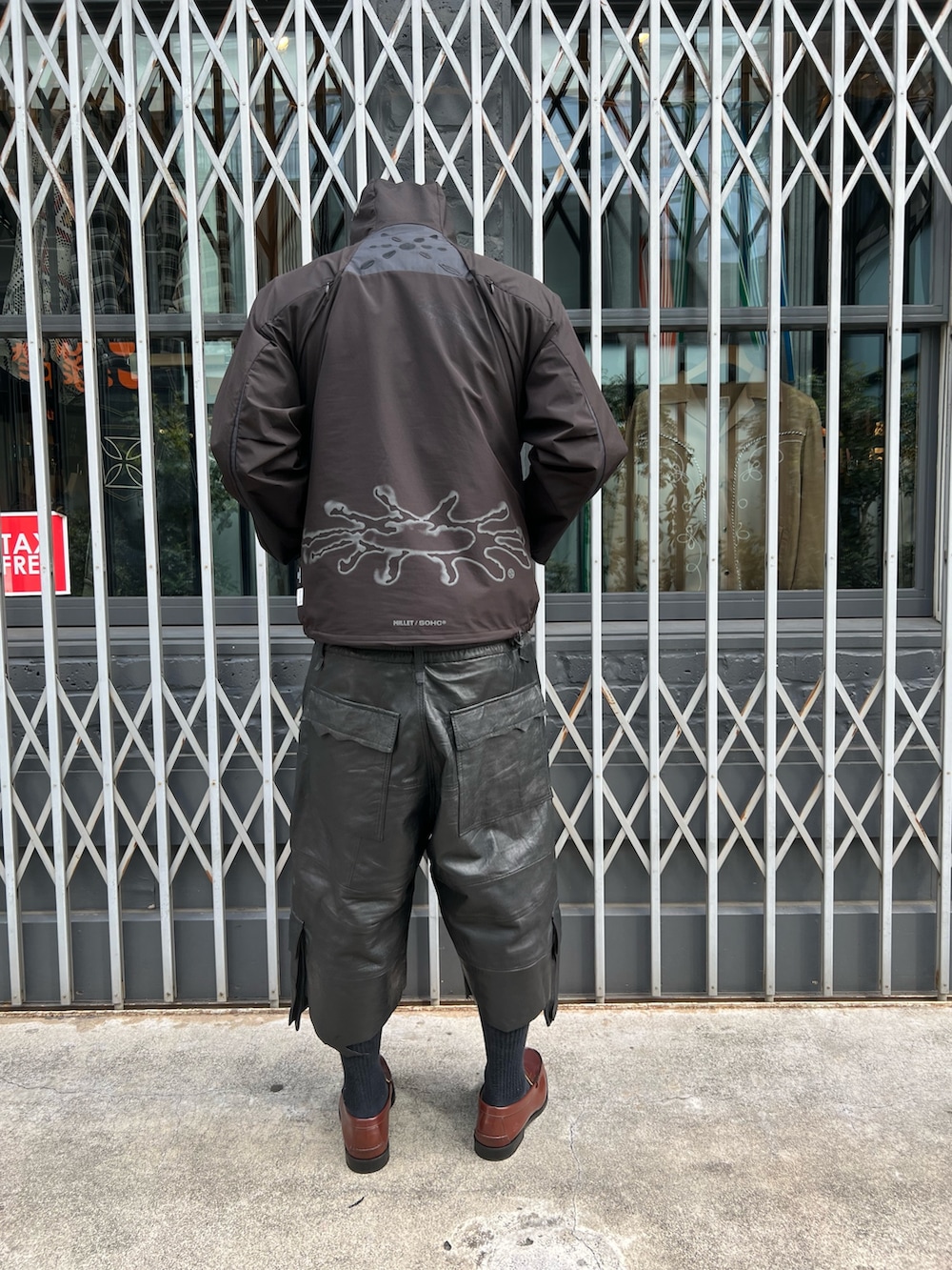 ブラック系のカーゴパンツを着用したメンズの春コーディネートの2枚目の写真