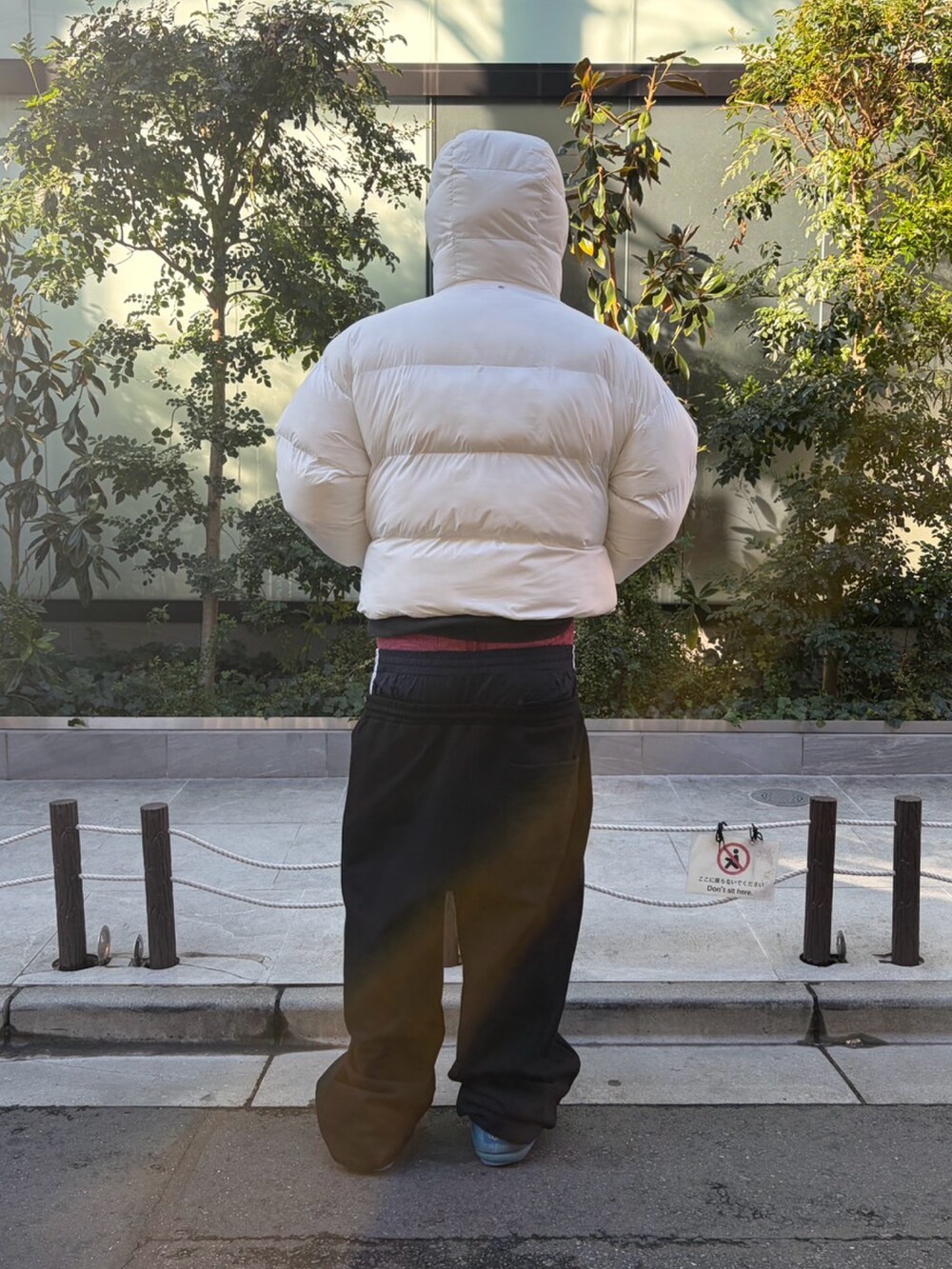 ホワイト系のブルゾンを着用したメンズの冬コーディネートの2枚目の写真