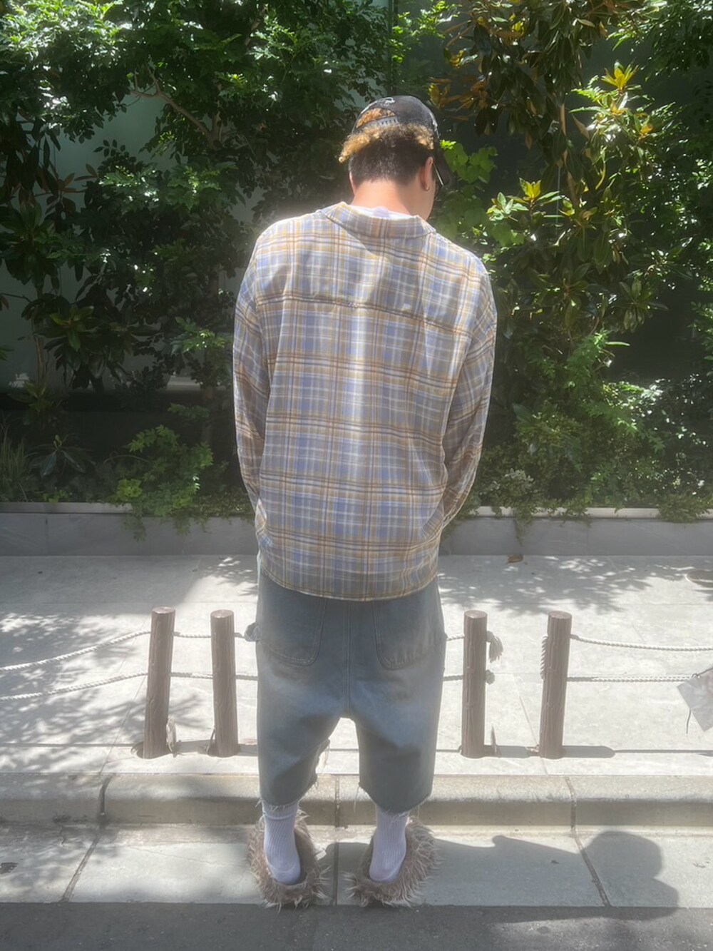 ブルー系のシャツ/ブラウス、その他のデニムパンツを着用したメンズの夏コーディネートの2枚目の写真