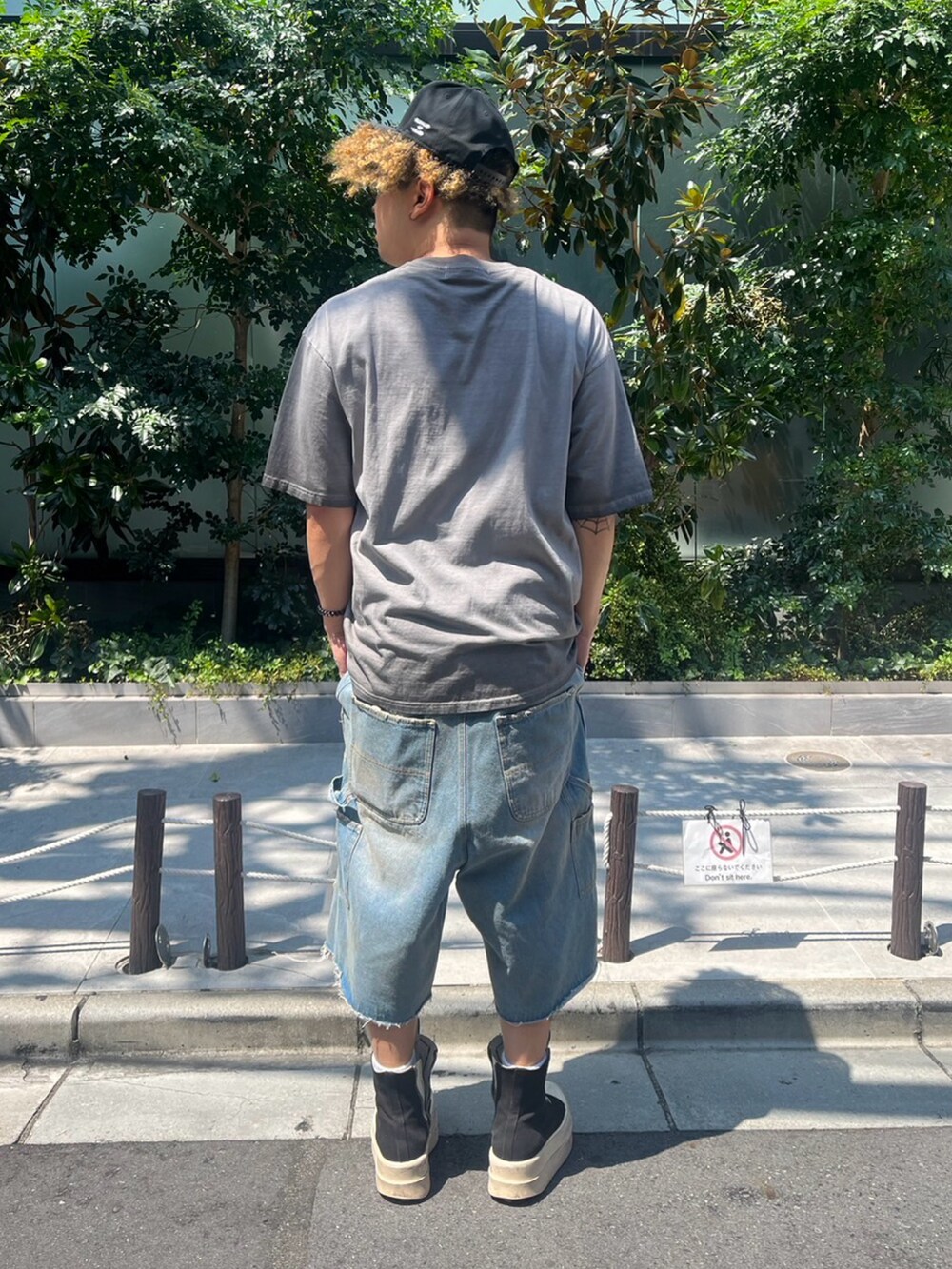 その他のデニムパンツ、ブラック系のTシャツ/カットソーを着用したメンズの夏コーディネートの2枚目の写真