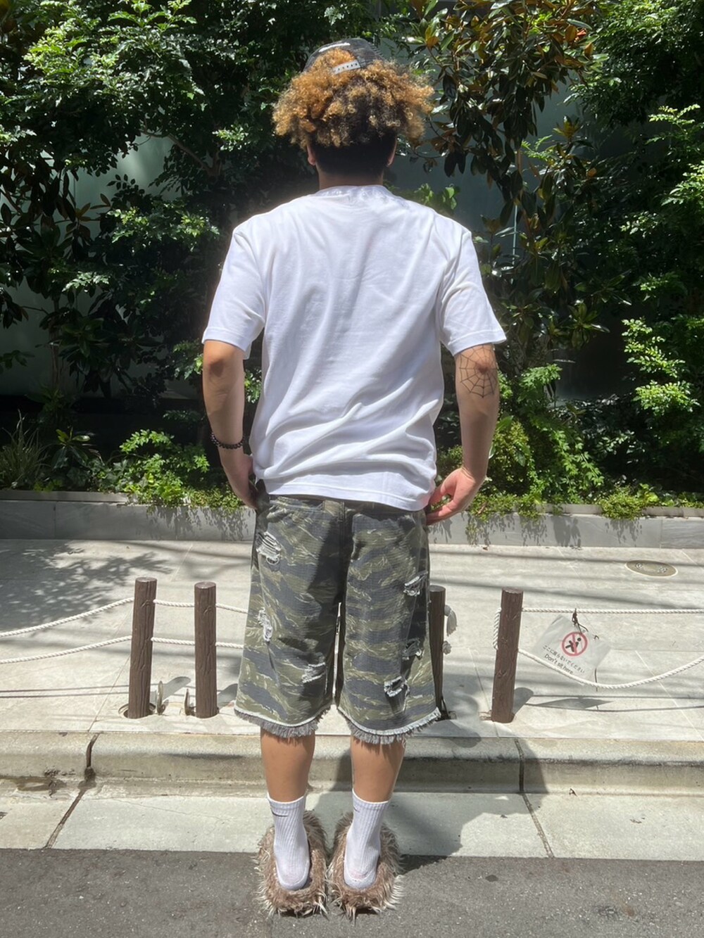 グリーン系のその他パンツを着用したメンズの夏コーディネートの2枚目の写真