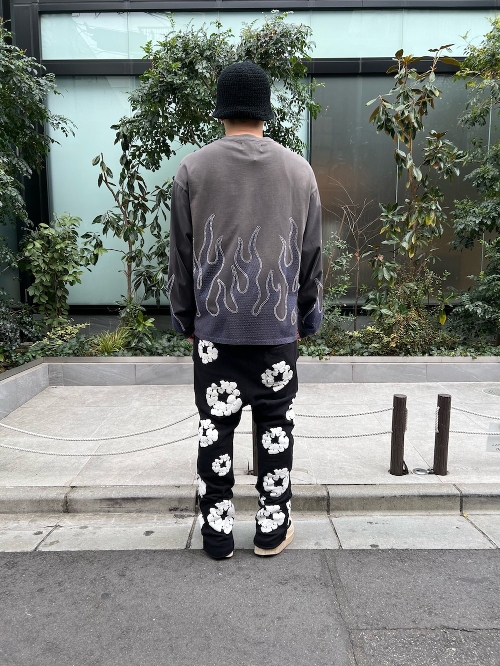 ブラック系のTシャツ/カットソーを着用したメンズの春コーディネートの2枚目の写真