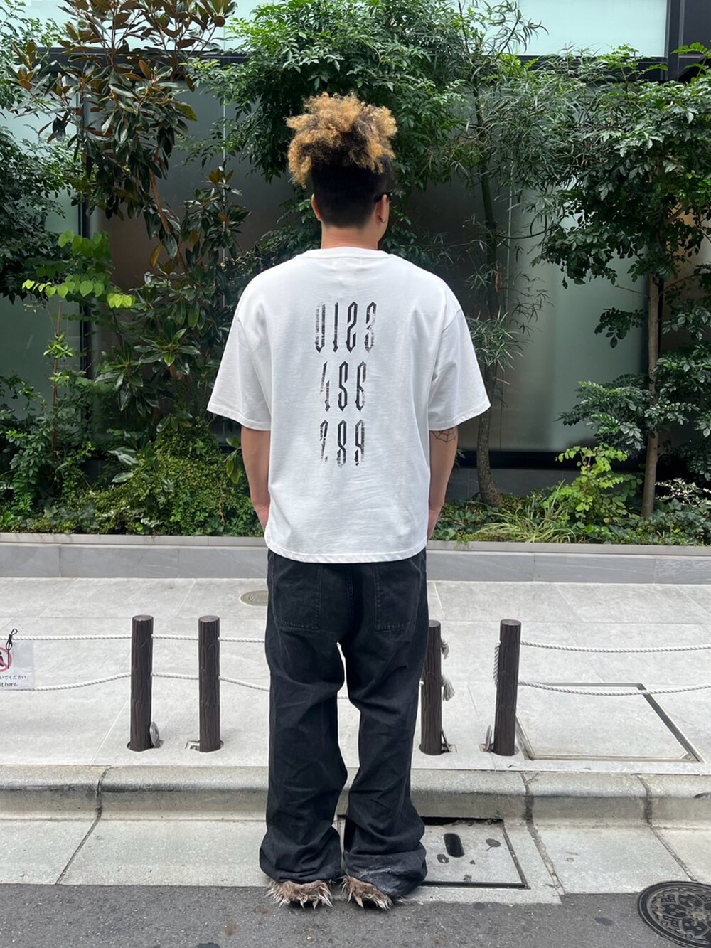 ホワイト系のTシャツ/カットソーを着用したメンズの秋コーディネートの2枚目の写真