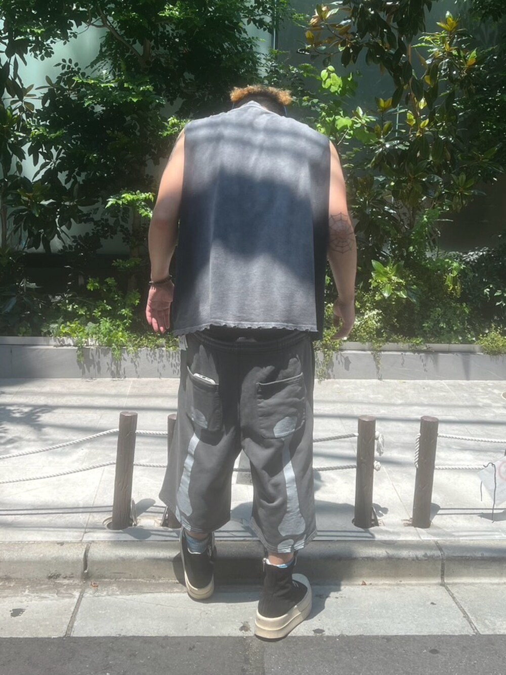 ブラック系のTシャツ/カットソーを着用したメンズの夏コーディネートの2枚目の写真