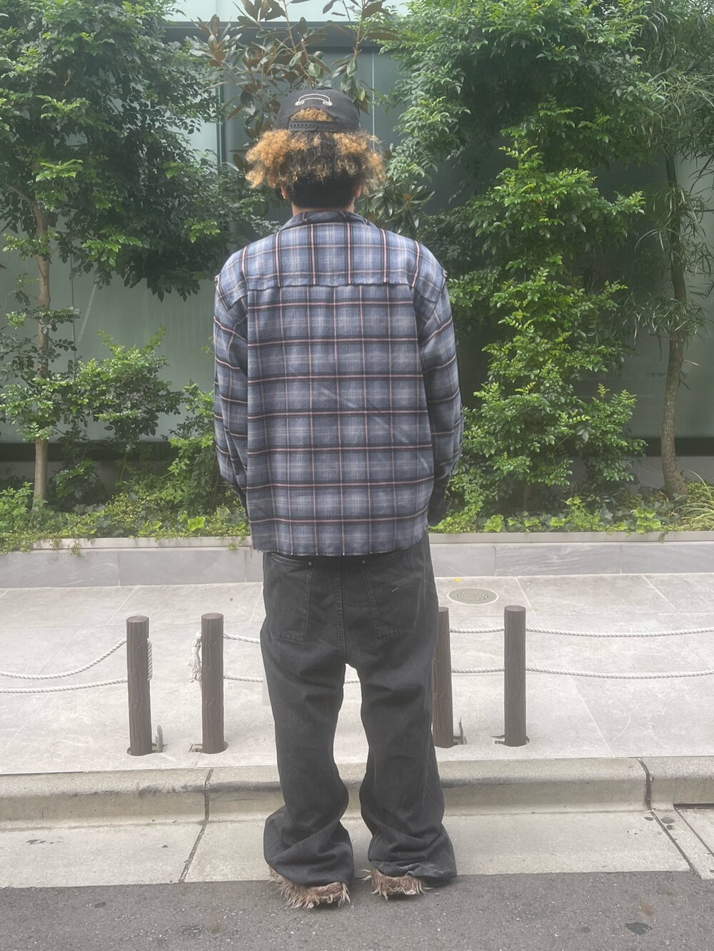 ブルー系のシャツ/ブラウスを着用したメンズの秋コーディネートの2枚目の写真