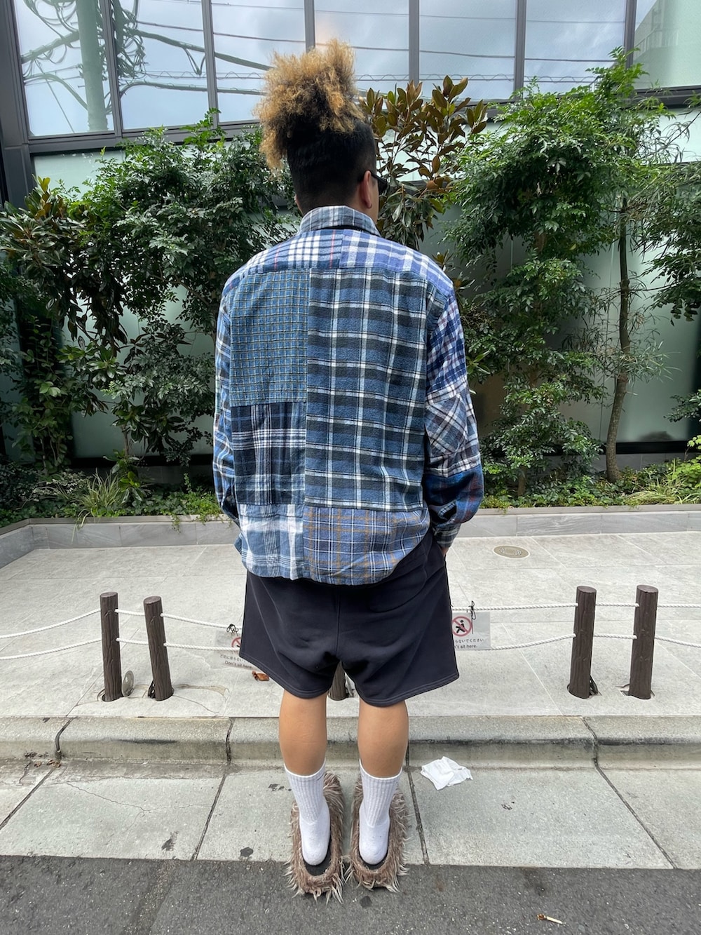 ブルー系のスウェットパンツを着用したメンズの夏コーディネートの2枚目の写真