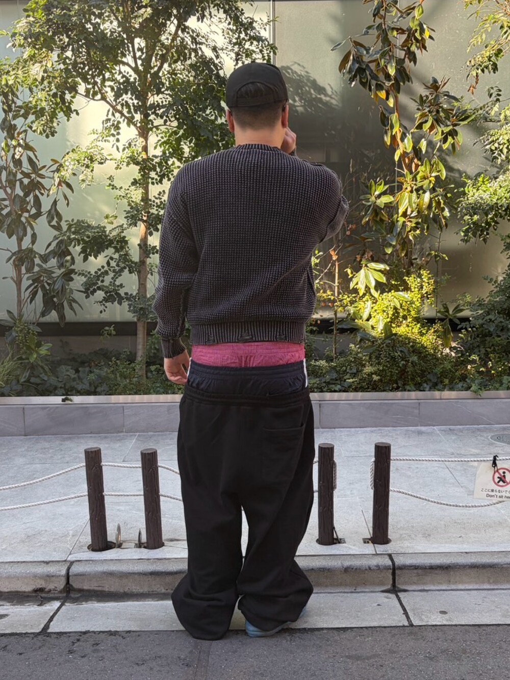 ブラック系のニット/セーターを着用したメンズの冬コーディネートの2枚目の写真