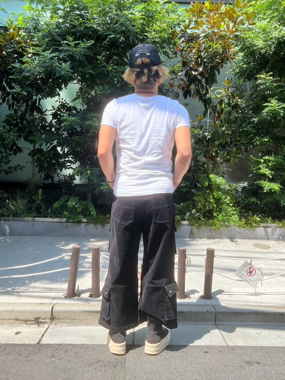 ブラック系のデニムパンツを着用したメンズの夏コーディネートの2枚目の写真