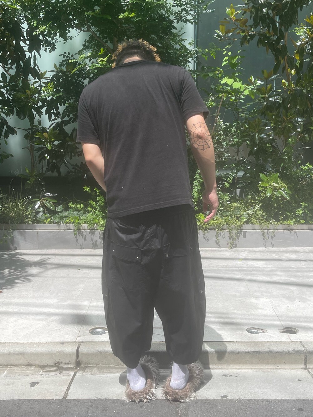 ブラック系のその他パンツを着用したメンズの夏コーディネートの2枚目の写真