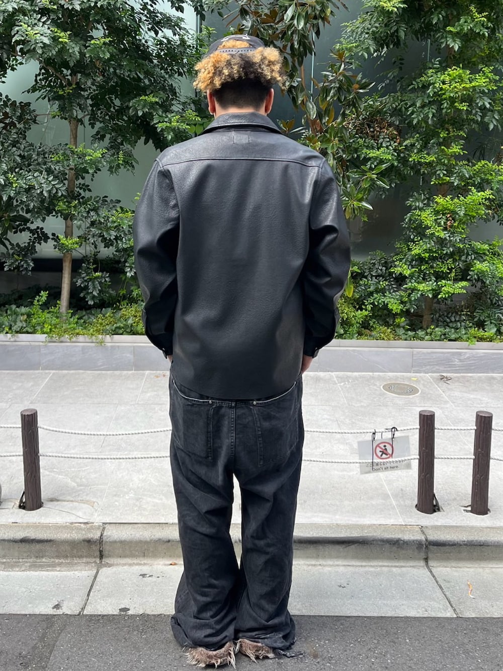 ブラック系のシャツ/ブラウスを着用したメンズの秋コーディネートの2枚目の写真