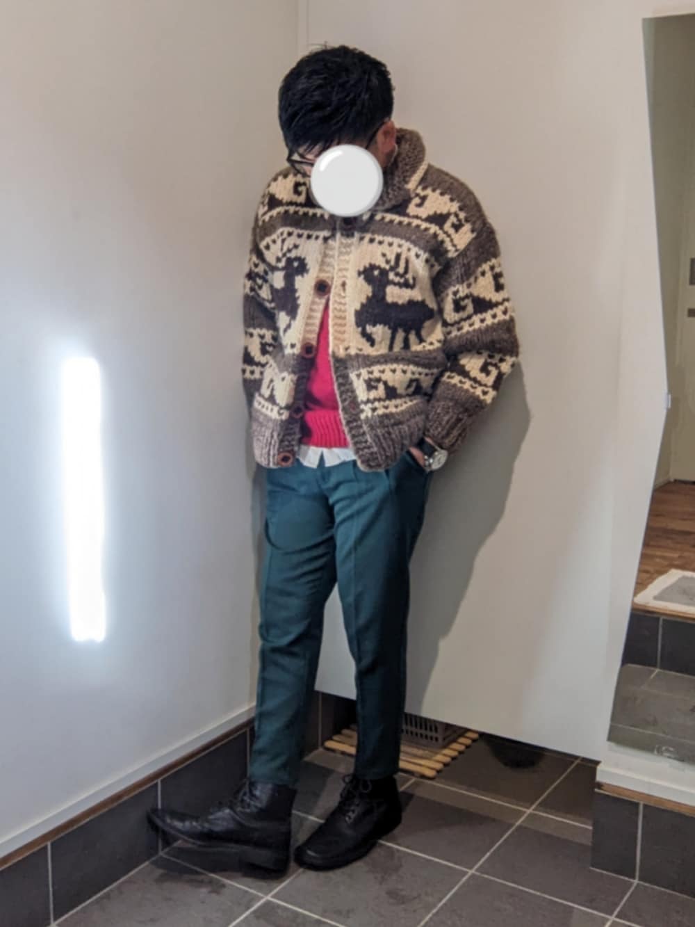 ブラウン系のその他アウター、レッド系のニット/セーター、グリーン系のパンツを着用したメンズの冬コーディネートの2枚目の写真