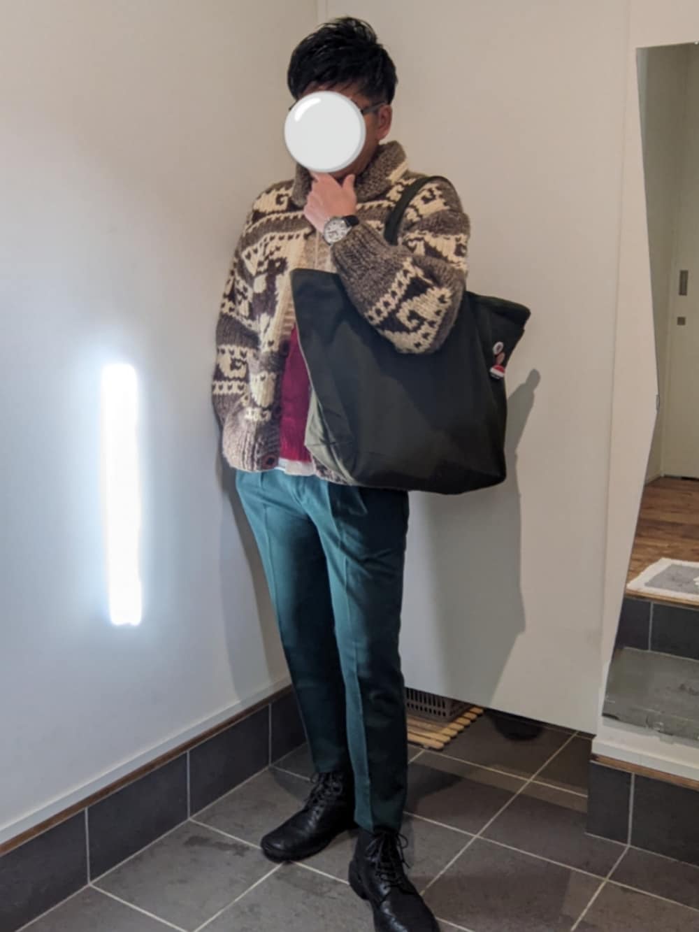 ブラウン系のその他アウター、レッド系のニット/セーター、グリーン系のパンツを着用したメンズの冬コーディネートの3枚目の写真