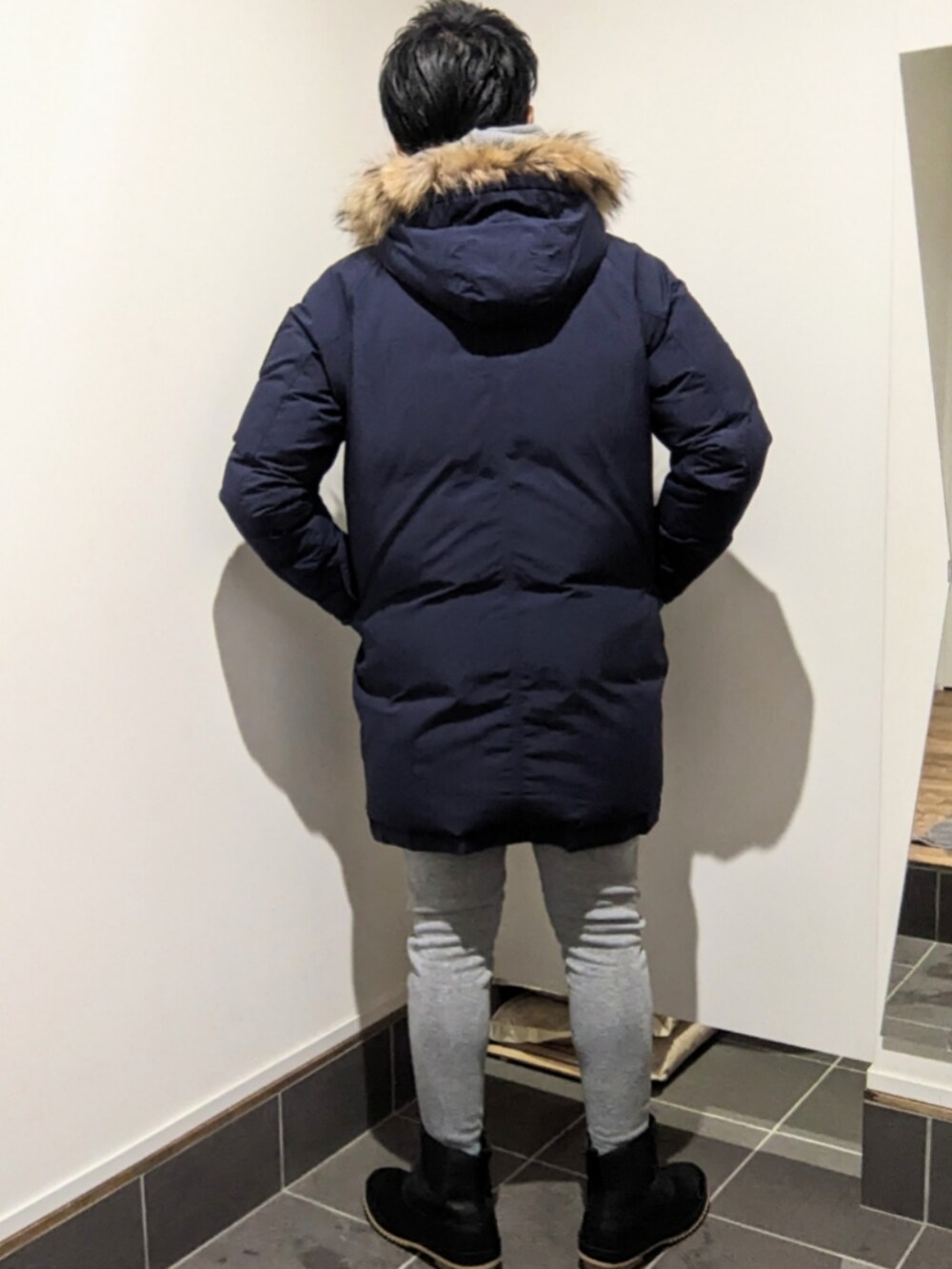 ブルー系のダウンジャケット/コート、グレー系のパーカー、グレー系のスウェットパンツを着用したメンズの冬コーディネートの3枚目の写真