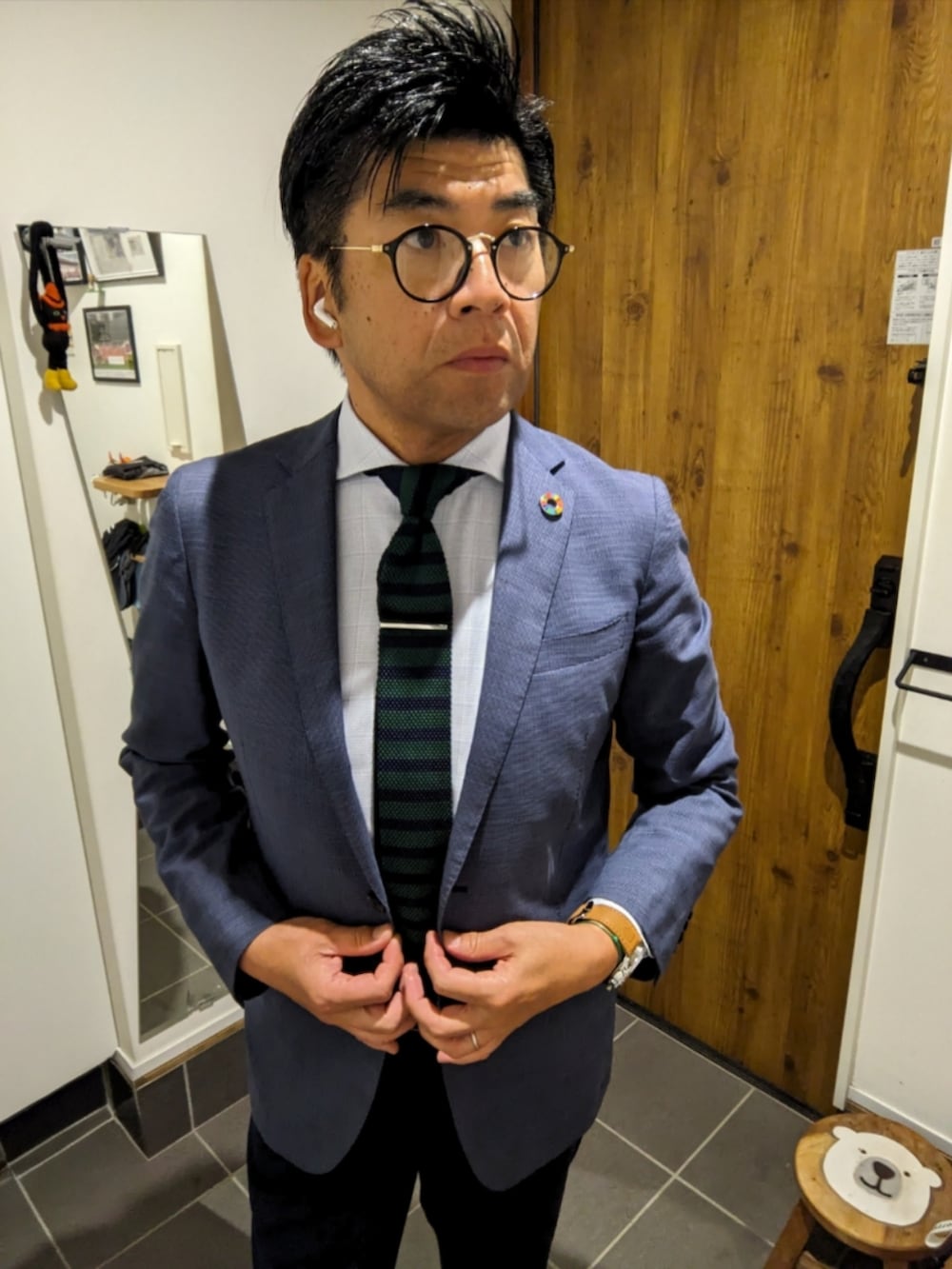 ブルー系のスーツジャケット、ブルー系のビジネスシャツ、グリーン系のネクタイを着用したメンズの秋コーディネートの4枚目の写真