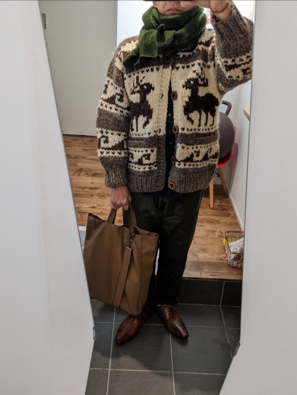 グリーン系のその他パンツ、ブラウン系のドレスシューズ、ブルー系のシャツ/ブラウスを着用したメンズの冬コーディネートの2枚目の写真