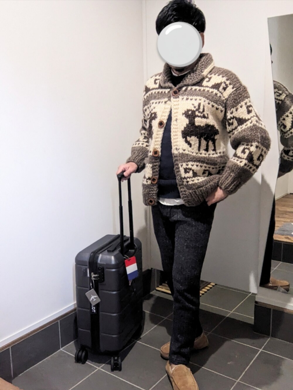 ベージュ系のその他アウター、ブルー系のニット/セーター、ブルー系のその他パンツを着用したメンズの冬コーディネートの2枚目の写真