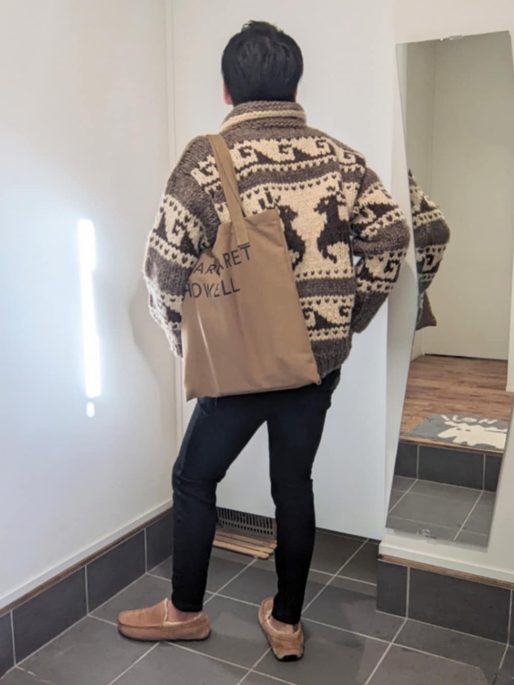 ブラウン系のその他アウター、ブルー系のニット/セーター、ブラック系のデニムパンツを着用したメンズの冬コーディネートの3枚目の写真