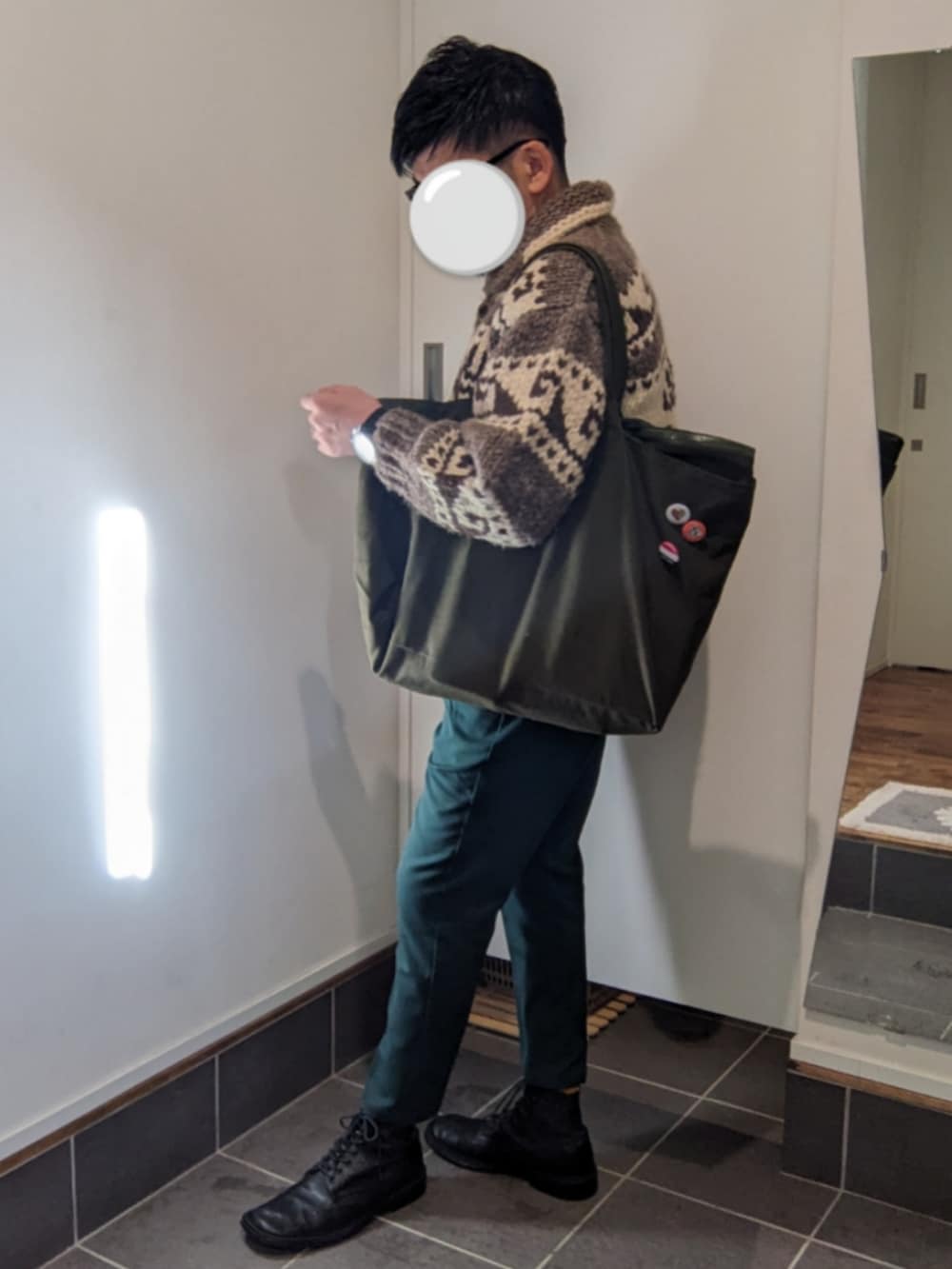 ブラウン系のその他アウター、レッド系のニット/セーター、グリーン系のパンツを着用したメンズの冬コーディネートの4枚目の写真