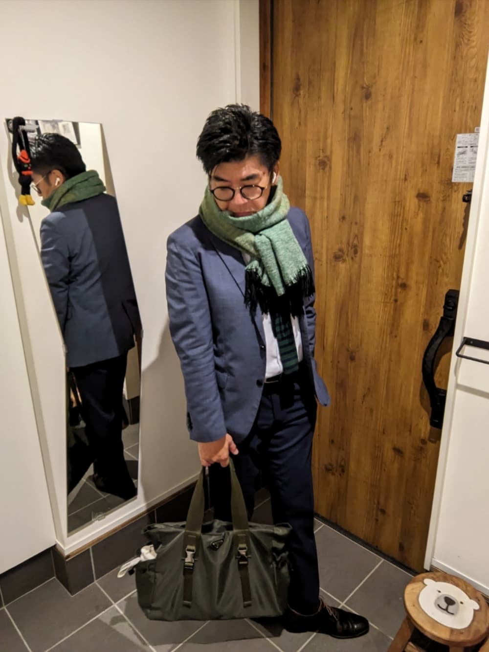 ブルー系のスーツジャケット、ブルー系のビジネスシャツ、グリーン系のネクタイを着用したメンズの秋コーディネートの3枚目の写真