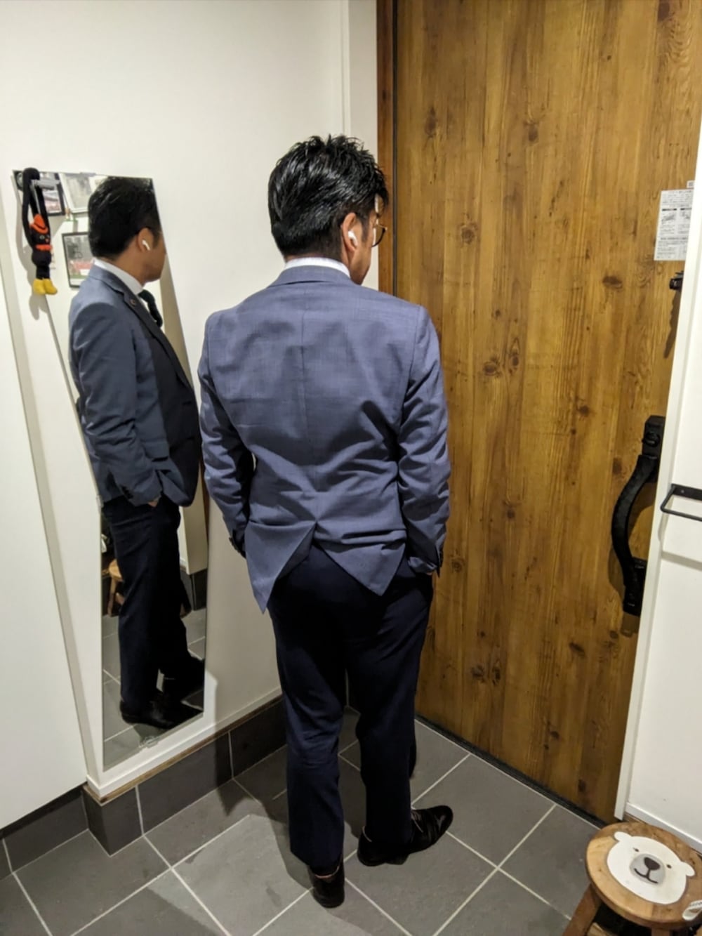 ブルー系のスーツジャケット、ブルー系のビジネスシャツ、グリーン系のネクタイを着用したメンズの秋コーディネートの5枚目の写真